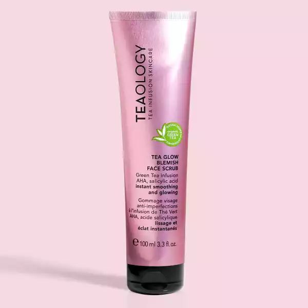 Rosa Tube Teaology Tea Glow Blemish Face Scrub, 100 ml, auf rosa Hintergrund.