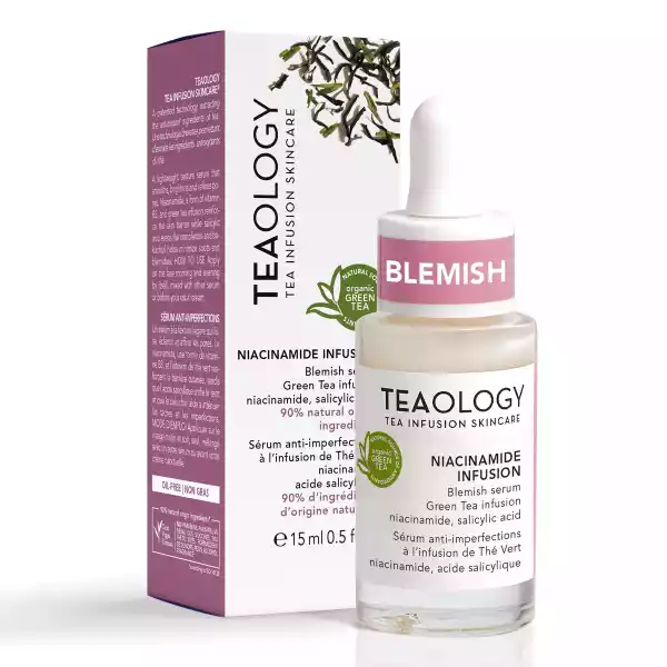 Teaology Niacinamide Infusion Serum vor Verpackung mit grünem Tee und Blemish-Label.