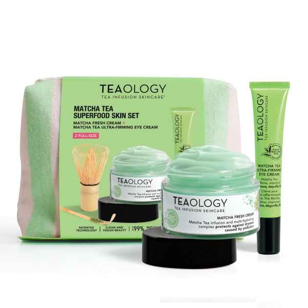 Teaology Matcha Tea Superfood Skin Set mit Gesichtscreme und Augencreme, grüne Verpackung und Teebesen.