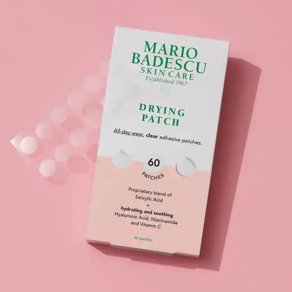 Verpackung von Mario Badescu Drying Patch mit 60 durchsichtigen Pflastern auf rosa Hintergrund.