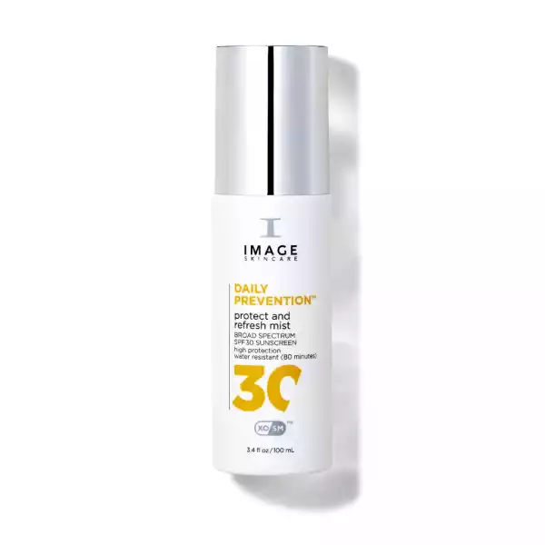 IMAGE Skincare DAILY PREVENTION protect and refresh mist SPF 30, 100 ml Flasche, weiß mit silbernem Deckel.