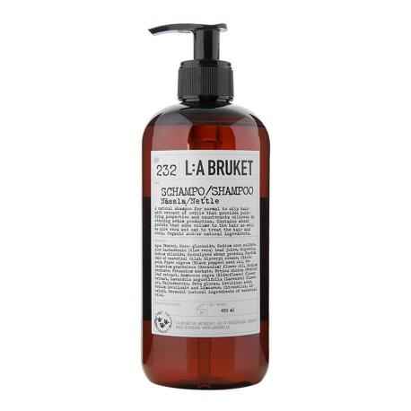 Braune Flasche L:A Bruket Shampoo mit schwarzem Pumpspender und weißem Etikett, 450 ml.