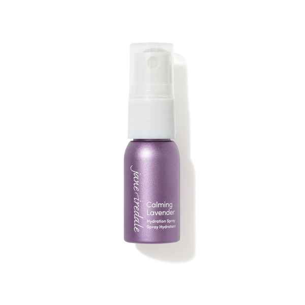 Lila Flasche mit Calming Lavender Hydration Spray von Jane Iredale, weißer Sprühkopf, auf weißem Hintergrund.