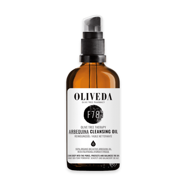 Braune Flasche Oliveda F78 Arbequina Cleansing Oil mit schwarzem Pumpspender und weißem Etikett auf weißem Hintergrund.