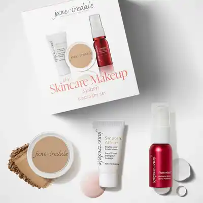 Jane Iredale Skincare Makeup System Discovery Set mit Primer, Foundation und Spray auf weißem Hintergrund.