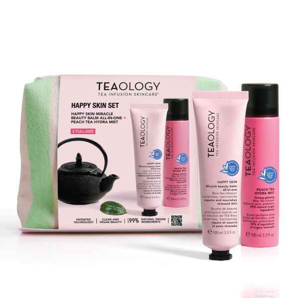 Teaology Happy Skin Set mit Beauty Balm und Peach Tea Hydra Mist vor einer Teekanne und einem Handtuch.